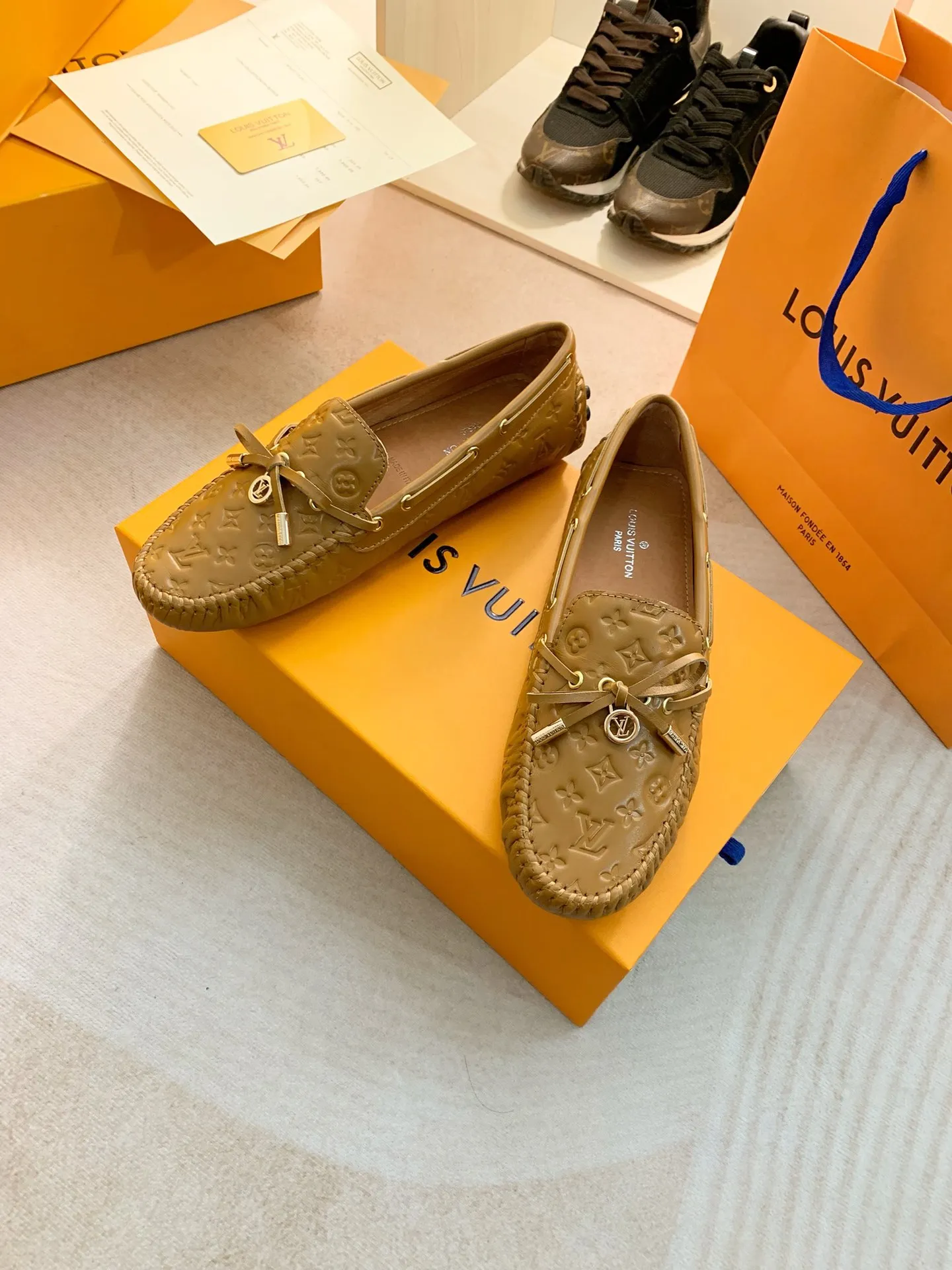 p460💰Couple model❤️🇫🇷 𝙇𝙤𝙪𝙞𝙨 𝙑𝙪𝙞𝙩𝙩𝙤𝙣 🇫🇷Louis Vuitton 2023 Classic𝓛𝓿 𝓣𝓻𝓪𝓲𝓷𝓮𝓻 Sports Series ➪➪➪¯ [Arizona Doudou Shoes Series] ▪️▪️▪️Arizona slip-on shoes are made of Monogram Eclipse canvas. Its hand-painted and dyed edges and hand-sewn uppers fully demonstrate Louis Vuitton's traditional shoemaking craftsmanship. This slip-on shoe is very lightweight. The integrated tongue and upper make it particularly comfortable and flexible. The soft outsole is equipped with rubber padding. Decorated with matching sash. Detailed features: ☑️Monogram Eclipse canvas ☑️Black Eclipse pattern ☑️Hand-painted shoe edges ☑️Hand-sewn uppers (each pair takes time to process) ☑️Integrated tongue and upper construction ☑️Outsole equipped with rubber lining ☑️size: 35_46